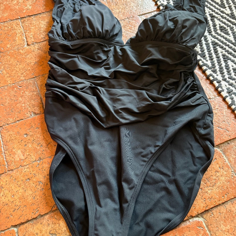 La Blanca by Rod Beattie Black Ruched One-Piece Swimsuit | Size 16